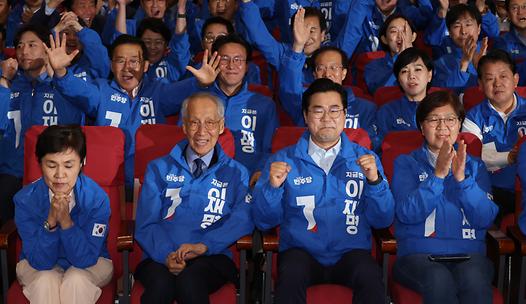 스탠드 메인기사