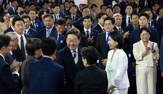 스탠드 메인기사