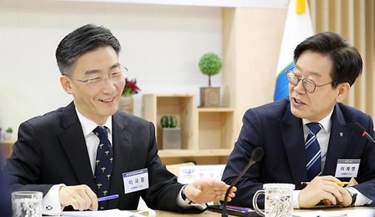 스탠드 메인기사
