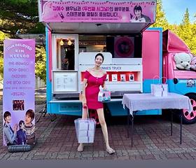 김혜수, 과감한 핑크 원피스…촬영장 분위기 후끈