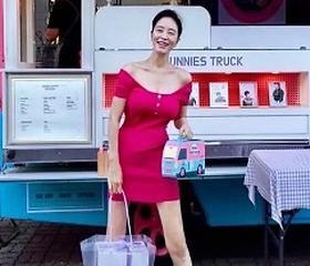 김혜수, 과감한 핑크 원피스…촬영장 분위기 후끈