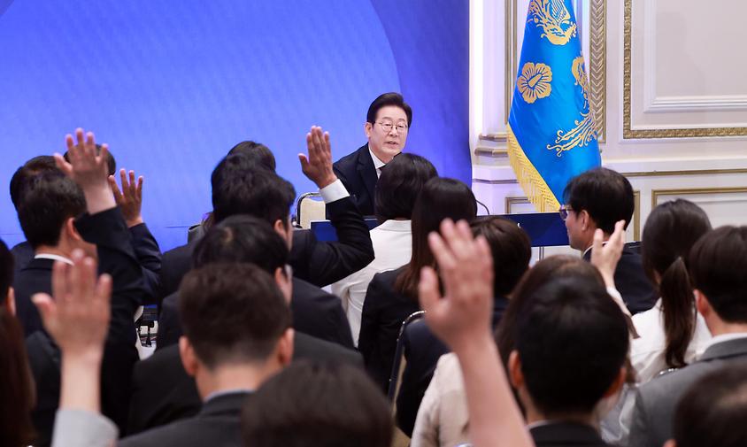 李바카라사이트, 인사 지적에 "공무원, 지휘자가 지휘하는 방향으로 움직여"