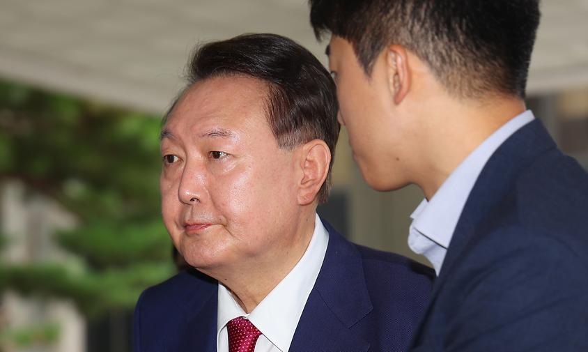 尹 2차 조사 9시간30분만에 종료…체포저지부터 외환까지 조사(종합)