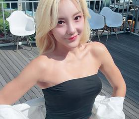 바다, 튜브톱 입고 과감 노출…늘씬 몸매 자랑