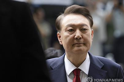 尹측 "10여명이 사지 잡고 끌어내려 해...바닥에 떨어지기도"