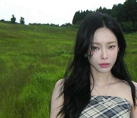 헤이즈, 스카프만 입고 드러낸 섹시미…얇은 허리 라인