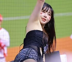  김나연, 격렬한 춤사위 '찢어진 스타킹'