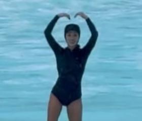 56세 엄정화, 파도 위 놀라운 탄탄 몸매