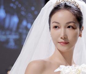 새하얀 웨딩 드레스 자태 공개한 여배우