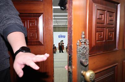 與 "내란재판부 2심부터… 재판관 추천권 외부인사 제외"