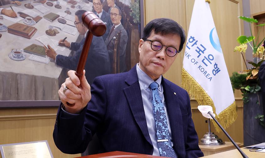 고환율에 금리동결 길어지나…'인하 가능성' 문구 아예 삭제[올해 첫 금통위]