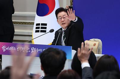 "부동산 세금규제는 최후 수단… 환율 1400원 전후 전망"[李대통령 신년 기자회견]