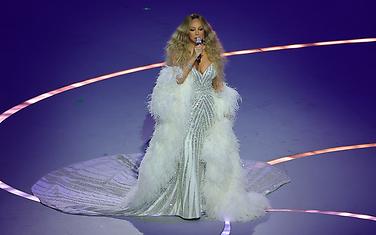 파격 의상보다 더 충격적인 '입놀림'"… 머라이어 캐리, 전 세계 농락한 립싱크 논란 [2026 밀라노]