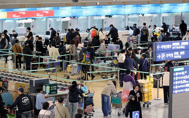 설 연휴 맞은 인천공항, 122만명 해외로
