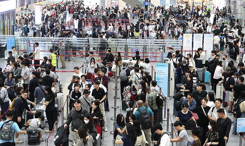 "고향 집밥 먹을 생각에 설레요"…설 연휴 민족 대이동 시작됐다