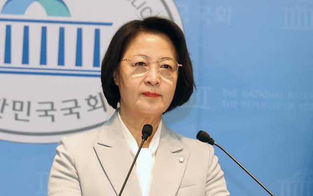 추미애, 법사위원장 사퇴…“검찰개혁 완수했다”