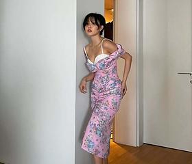 화사, 속옷 드러내는 과감 원피스 패션…섹시 아우라