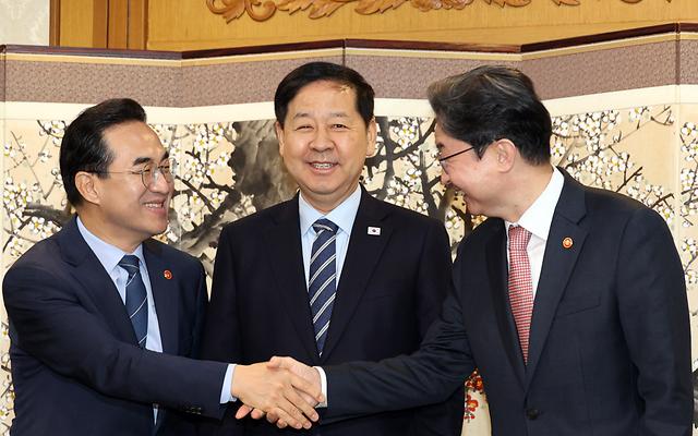 거시당국 첫 '3자 협의체'…"과도한 원화약세, 경제 도움안돼"