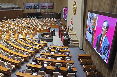 與 "6·3 개헌 투표해야"..野 "헌법 가볍게 해"