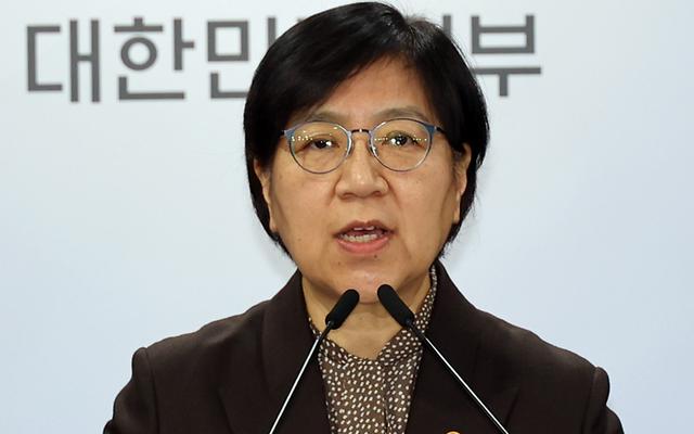 정은경 장관 "수액 포장재, 3개월간 수급 차질 없도록 조치"