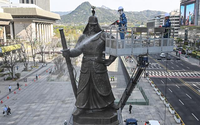 이순신 동상 세척..."장군 시원하시죠?"
