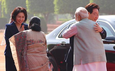 President Lee welcomes Indian Prime Minister Modi at state welcoming ceremony... Summit to be held soon