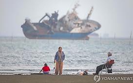 호르무즈 해협 또 긴장…화물선 피격에 선박 철수도 '올스톱'