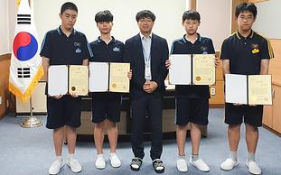 무더위 속 폐지 줍던 어르신 도운 부산 중학생들 교육감 표창