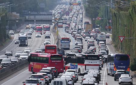 Highway congestion begins on Chuseok morning... Seoul to Busan takes 8 hours and 40 minutes