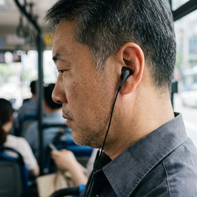 매일 쓰는 이어폰, 귀 통증 부르는 세균 온상일까