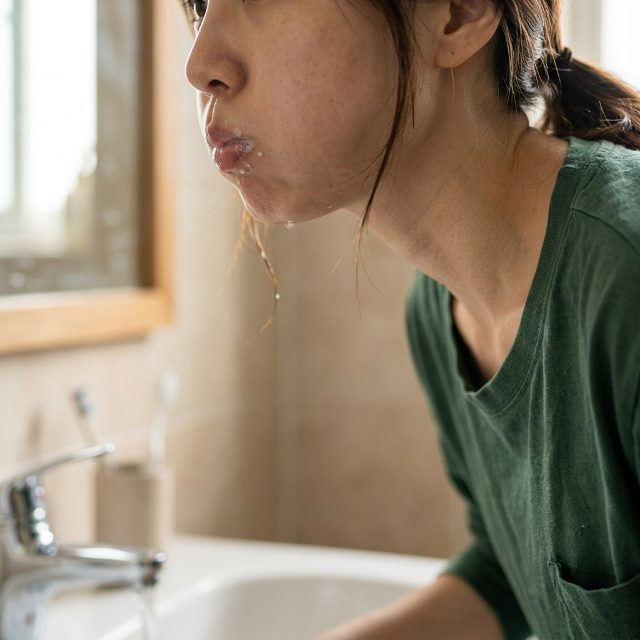 양치 후 입술로 물 ‘줄줄’…입술 힘 키우는 간단 대처법