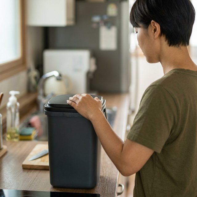 여름마다 반복되는 초파리 전쟁…쓰레기통 3분 관리법