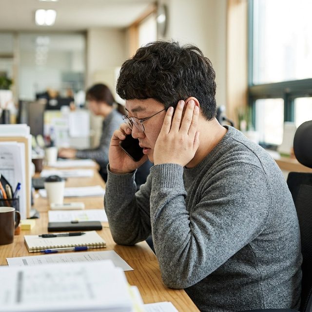 무심코 하는 한쪽 귀 통화, 청각 불균형 부른다