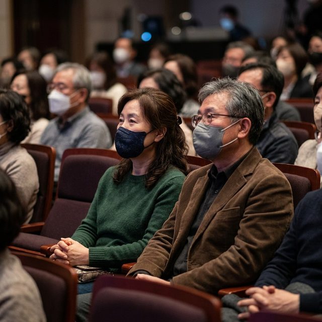 공연장 다녀온 뒤 목이 칼칼하다면? 냉방보다 '비말 감염' 주의