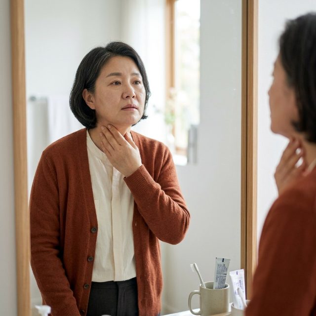 목 앞 멍울이 만져질 때 함께 확인할 변화…쉰 목소리부터 삼킴 불편까지