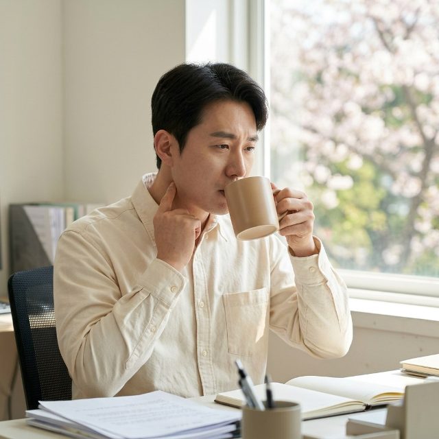 목에 뭔가 걸린 듯하고 헛기침이 잦다면…역류성 후두염 신호일 수 있습니다