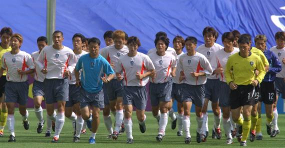2002 한일 월드컵 당시의 한국대표팀 선수들이 마지막 전술훈련을 시작하기전에 러닝으로 몸을 풀고 있다. /사진-fnDB