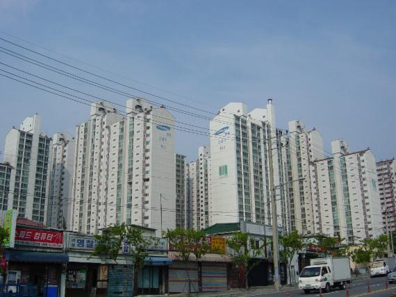 서울 강남권 신축 아파트 뿐만 아니라 재건축 아파트 단지에서도 신고가 기록이 확산되고 있다. 강북에서는 '마·용·성(마포·용산·성동구) 뿐 아니라 노원구에서 신고가 단지가 나오고 있다.
