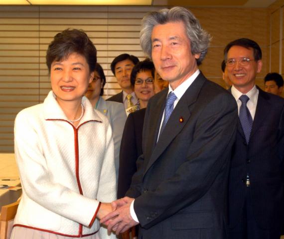당시 한나라당 대표였던 박근혜 전 대통령이 지난 2006년 3월 8일 오전 도쿄 시내 총리관저를 방문해 고이즈미 일본 총리와 악수하고 있다.