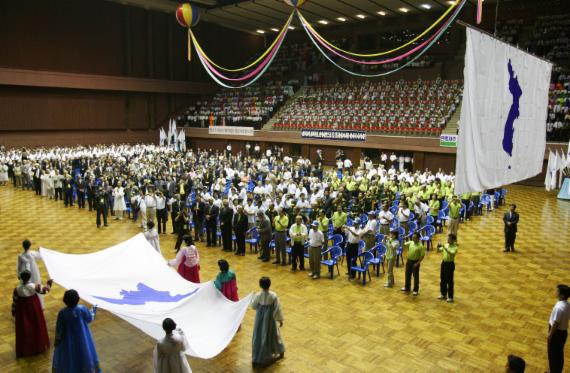 : 6.15민족통일대축전 2007년 6월 17일 평양 태권도 전당에서 벌어진 6.15민족통일대축전 민족단합대회에서 결의문 채택 후 한반도기가 입장하고있다. fnDb