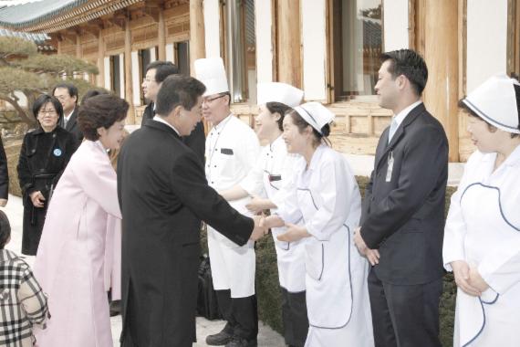 2008년 2월 25일 노무현 전 대통령과 권양숙 여사가 청와대를 떠나기 전 관저 식구들과 마지막 악수를 하고 있다. ⓒfnDB, 2008년 2월