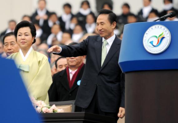 2008년 2월 25일 제17대 대통령으로 취임한 이명박 대통령이 김윤옥 여사와 함께 시민을 향해 인사하고 있다. ⓒfnDB, 2008년 2월