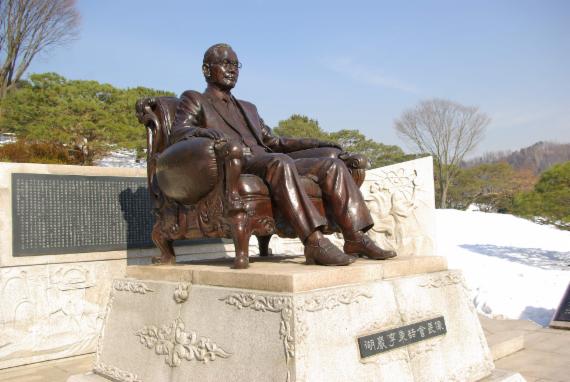 경기 용인시 포곡읍 호암미술관 옆 호암 이병철 삼성그룹 창업주 동상. 삼성 제공