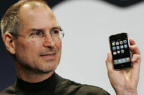 지난 2007년 신제품 설명회에서 직접 프레젠테이션을 맡은 애플 최고경영자(CEO) 스티브 잡스가 직접 아이폰을 들어 참석자들에게 보이고 있다.