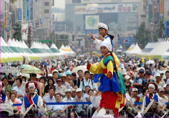 가을을 맞아 인천 전역에서 지역 특색을 살린 다양한 축제가 개최된다. 사진은 올해로 22회를 맞이하는 ‘부평풍물대축제' 전경.