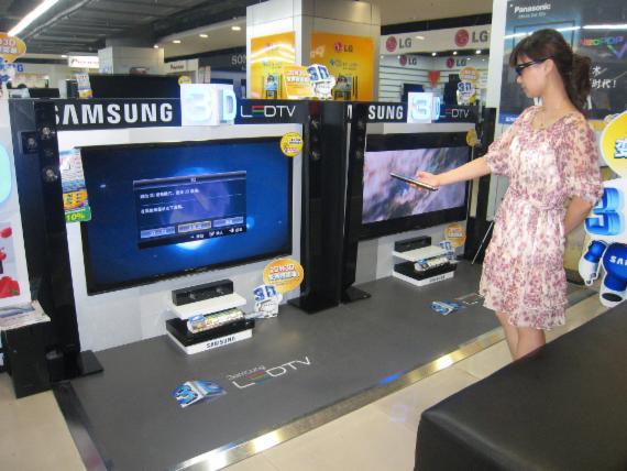 지난 17일 중국 베이징 소재 쑤닝 전자매장에서 방문객이 3차원(3D) 안경을 쓴 채 삼성전자의 3D TV를 시청하고 있다. 뉴시스
