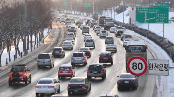 과거 자동차 전용도로로 속도 80km/h 제한이 적용됐던 노들길이 올해부터 50km/h로 제한된다. 당시보다 안전시설이 확충되고 보행자 이동가능성이 없음에도 속도를 낮춘다는 소식에 시민들은 반감을 드러낸다. 사진=김범석 기자