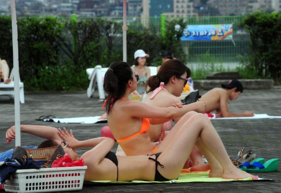 서울 잠원한강 야외수영장을 찾은 시민들이 선탠을 하고 있다. 사진=박범준기자