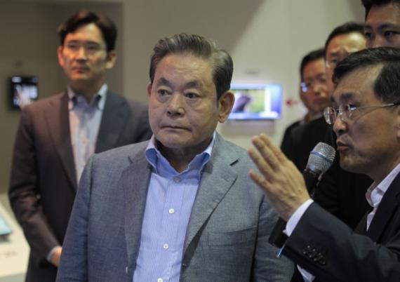 생전 이건희 삼성전자 선대 회장이 삼성전자 수업사업장에서 권오현 당시 삼성전자 DS총괄사업장으로부터 반도체 사업 현황 및 신기술에 대한 설명을 듣고 있다.