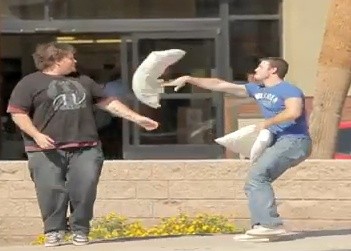 길가던 사람을 갑자기 베개로..베개싸움 영상 ‘폭소’